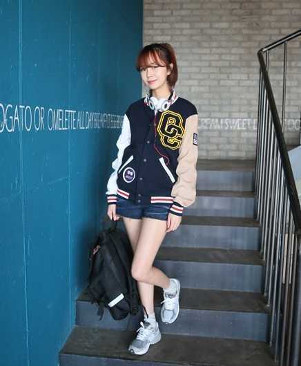 韩国风棒球服搭配彰显时尚个性休闲