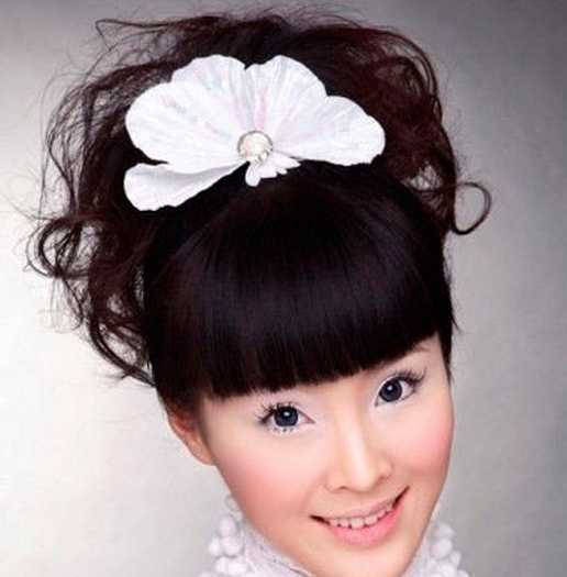 齐刘海新娘发型打造瓜子脸美女新娘