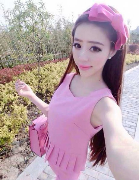 女生清新简约直发发型