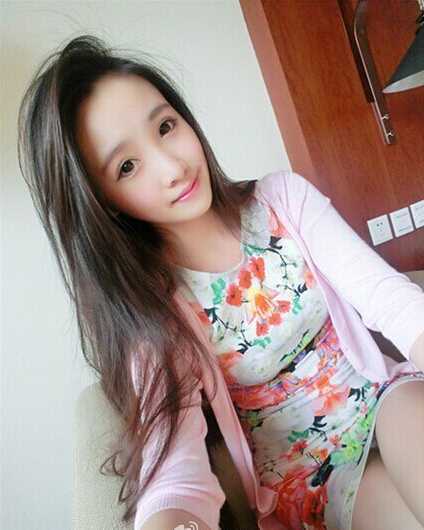 女生清新简约直发发型