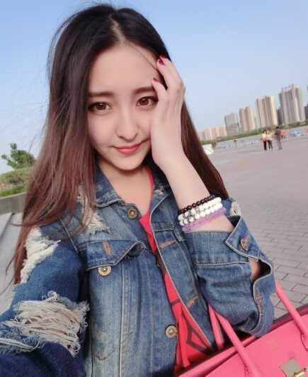 女生清新简约直发发型