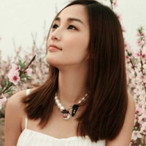 女生甜美气质齐发尾中长直发发型 女生中长直发甜美气质齐发尾