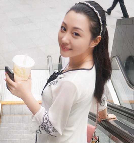 女生清爽甜美无刘海直发扎发发型