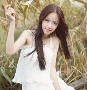 初冬最显纯美经典女生直发 初冬经典女生直发展现纯美