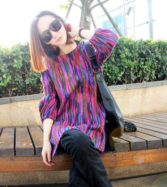 街拍美女演绎酷帅时尚直发发型