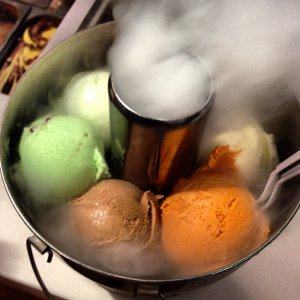 冰淇淋火锅品尝新花样吃法 尝鲜：冰淇淋火锅创新吃法！