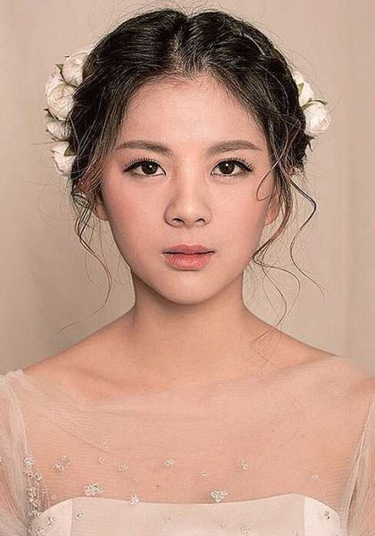 传统女人优雅盘发发型图片