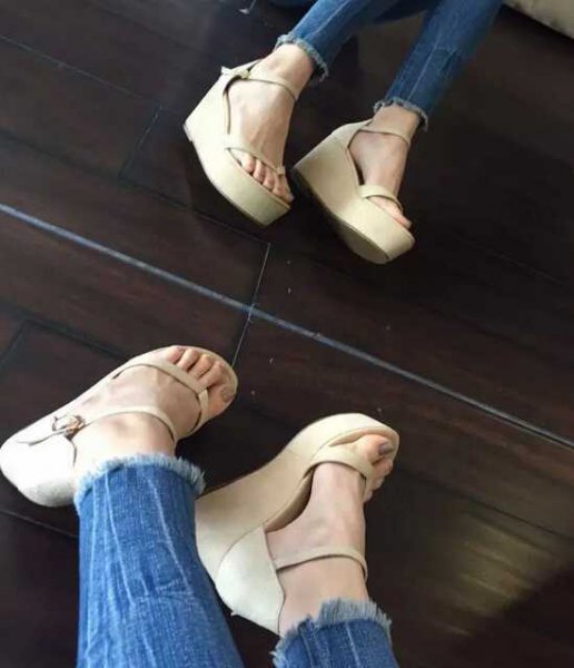 五种流行款式：女士厚底松糕凉鞋