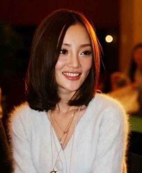 时尚中分梨花头发型图片推荐