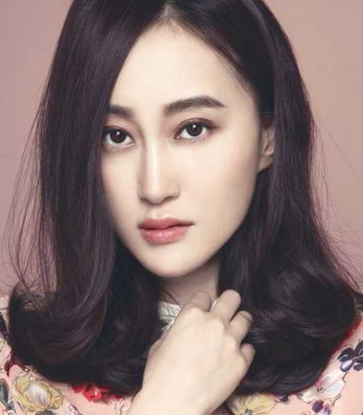 冬季女生梨花头发型散发迷人气质