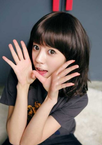 甜美女生内扣梨花烫发型图片