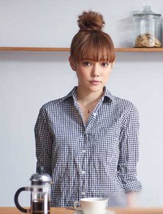 高耸丸子头扎法介绍 四小步骤变身韩剧女主角