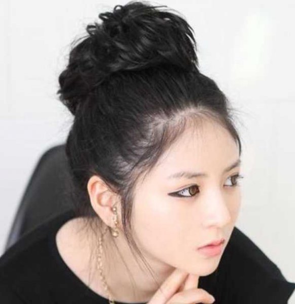 简单时尚的韩式蓬松丸子头