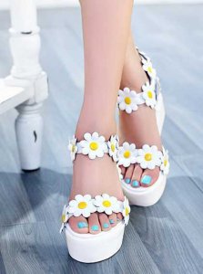 5款甜美花朵松糕凉鞋 5双精美花朵装饰的夏日凉鞋