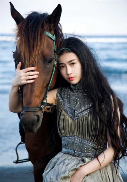 螺旋烫中长发发型彰显女人味