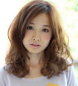 内卷凌乱蓬松气质甜美齐肩发型 甜美齐肩发型如何摆脱内卷困扰