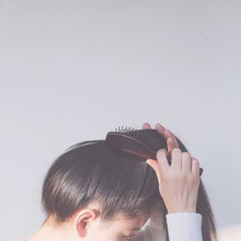 清爽俏皮丸子头扎发步骤图解