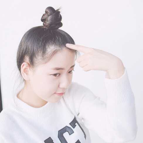 清爽俏皮丸子头扎发步骤图解
