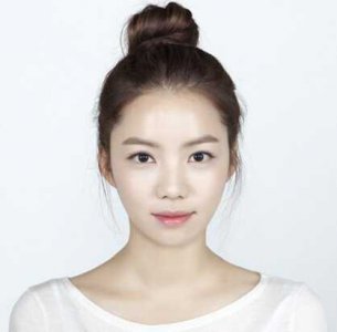 薛杉杉丸子头扎发图解 图解薛杉杉丸子头的发型步骤