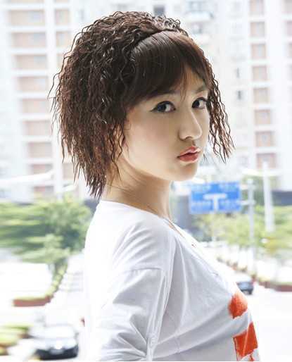 打造清纯甜美风的玉米烫短发发型