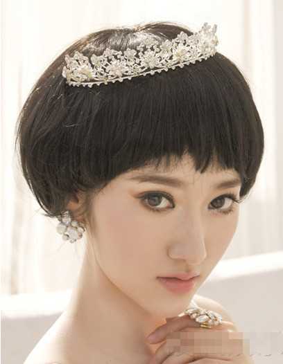2024年潮流女生发型系列之锅盖头发型