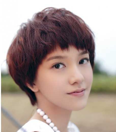2024年潮流女生发型系列之锅盖头发型