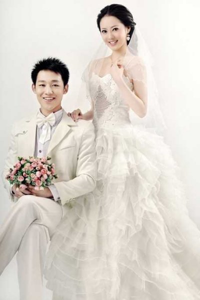 简约美丽的韩式婚纱照新娘发型