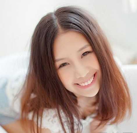 人气女学生青春纯美中长发发型