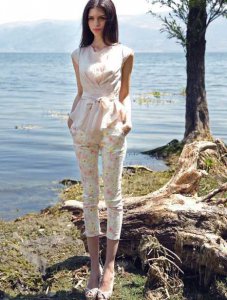 夏季花裤子搭配 穿出时尚style