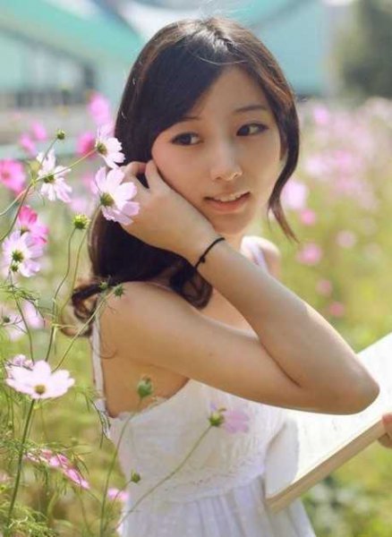 女生时尚斜刘海发型2024最新款