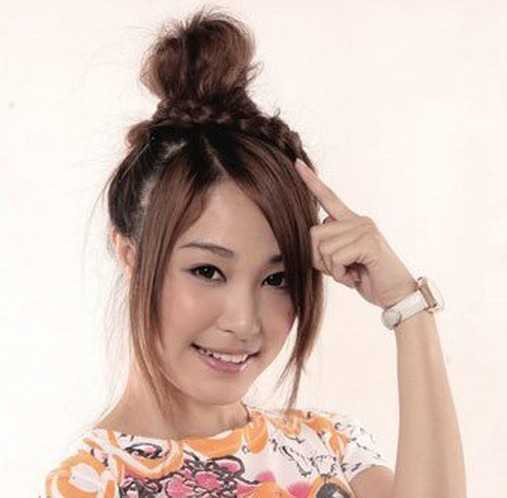 彰显青春个性编发女生丸子头