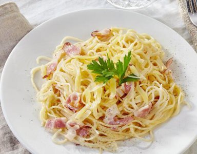 经典意大利美味菜肴—奶油培根意面的做法