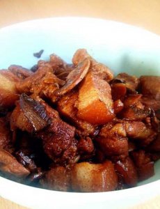 肥而不腻的蘑菇红烧肉家常做法 口感丰富的蘑菇红烧肉做法