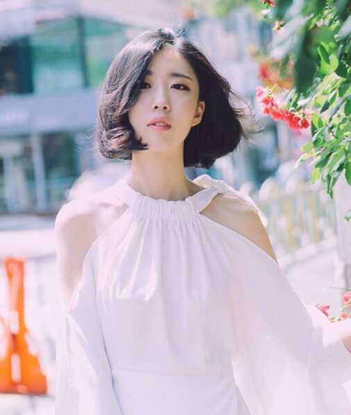漂亮美眉的短发烫发发型2024女