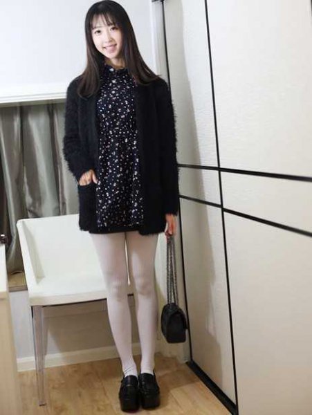 春季黑色开衫搭配连衣裙演绎出时尚甜美范儿