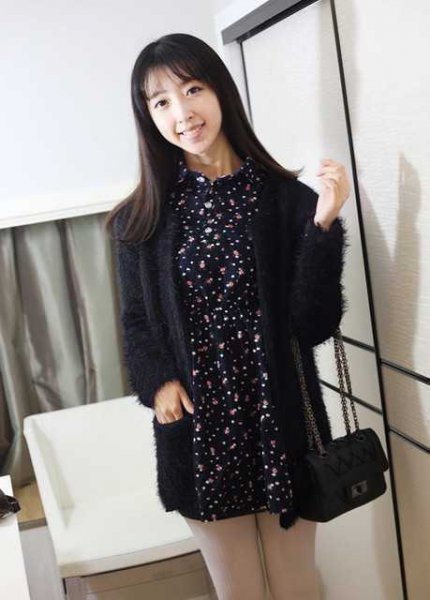 春季黑色开衫搭配连衣裙演绎出时尚甜美范儿