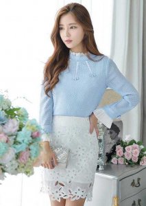秋季时尚女装蕾丝花边长袖上衣 秋季潮流：长袖蕾丝花边女装