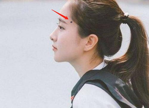 女孩右太阳边上有个痣好吗