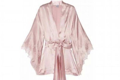 真丝用洗发水还是沐浴露洗合适 真丝衣服用什么洗涤剂洗最好