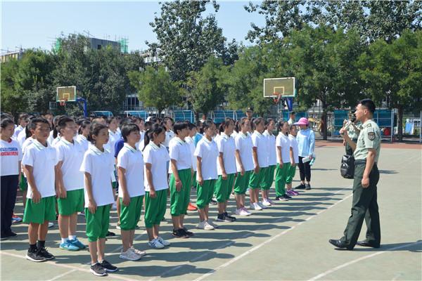 小学生稍息的动作要领是什么