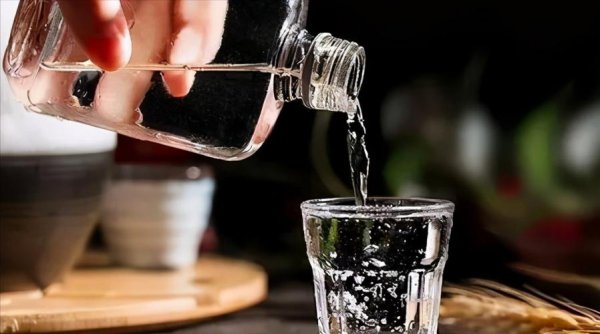 白酒直接咽还是含一下酒精度会降吗