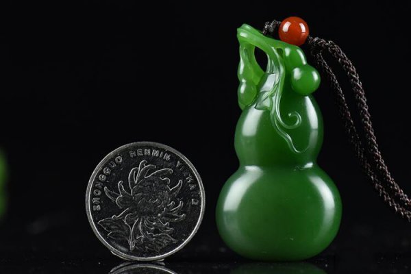 女士佩戴葫芦的寓意和象征
