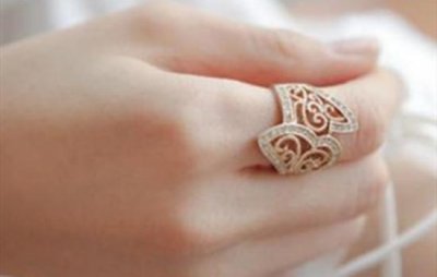 戒指戴左手食指是什么意思女生 女人怎样戴戒指旺财