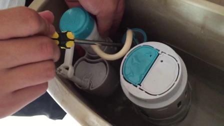 马桶水箱怎么调节水位省水