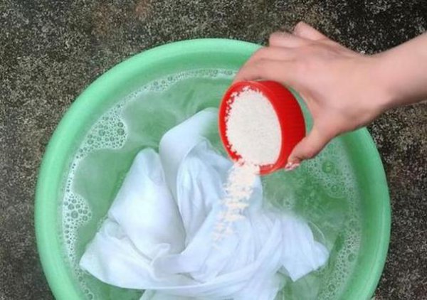 新衣服用清水洗还是洗衣液洗