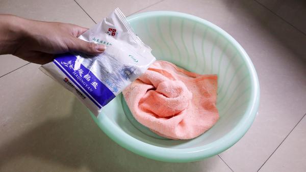 新衣服用清水洗还是洗衣液洗