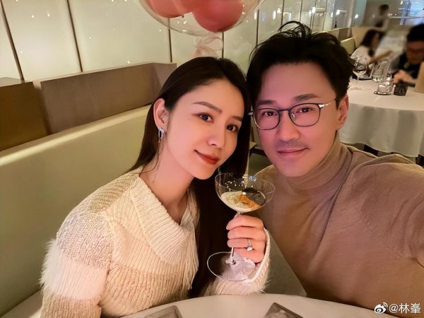 林峯老婆晒全家福照片