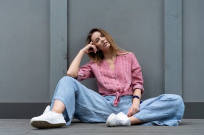 裤子大了怎么穿搭 超肥裤子怎么穿好看