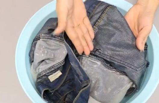 新牛仔裤第一次怎么洗不掉色，要用盐水泡多久