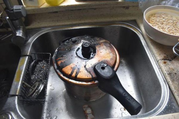 满屋子烧焦味怎么去除